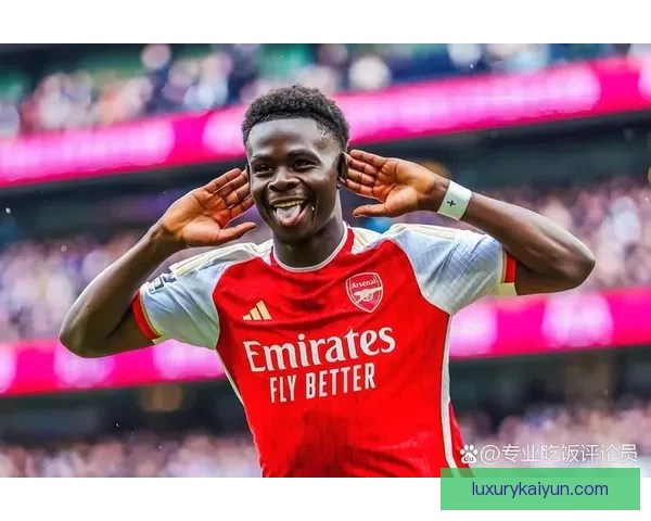 萨卡与英格兰前辈交流，状态回暖引人关注